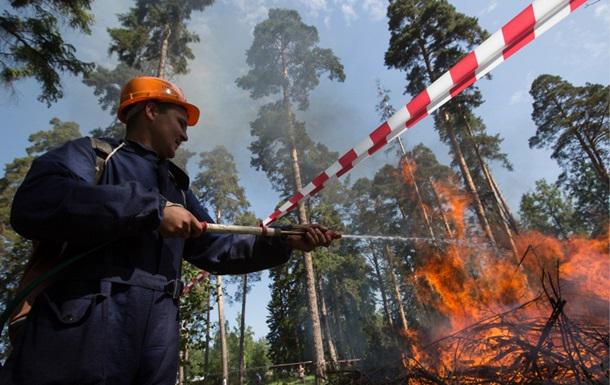 Siberia wildfires: Russia army planes and thousands of firefighters battle blazes