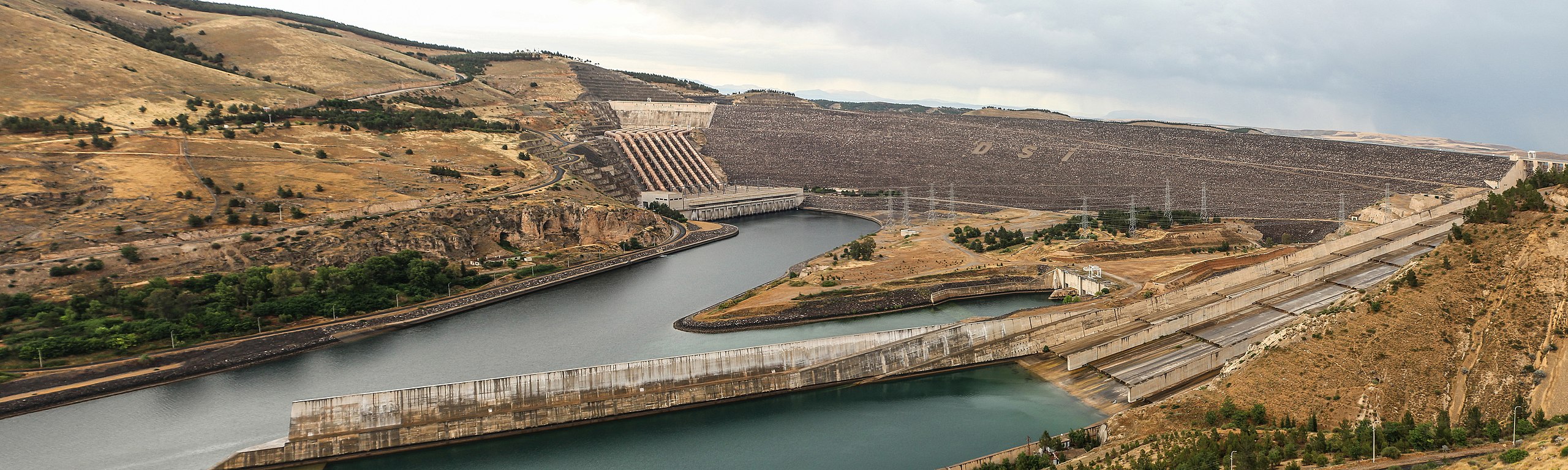 Quarrels with neighbors, soil erosion, the disappearance of rare species. What has Turkey achieved by building dams?