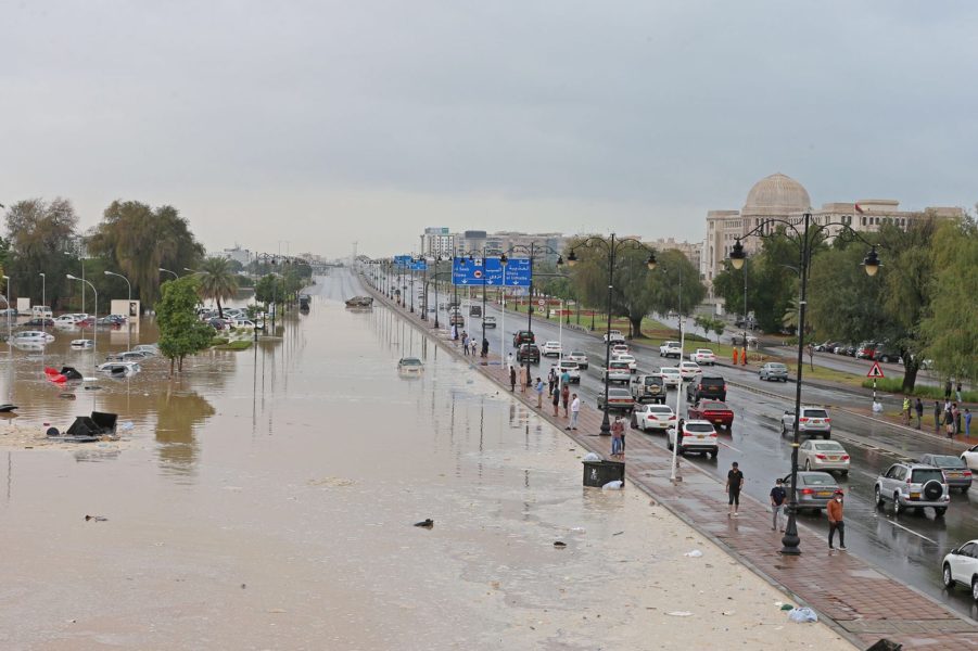 Cars float on the streets: Oman and Iran covered with a powerful flood
